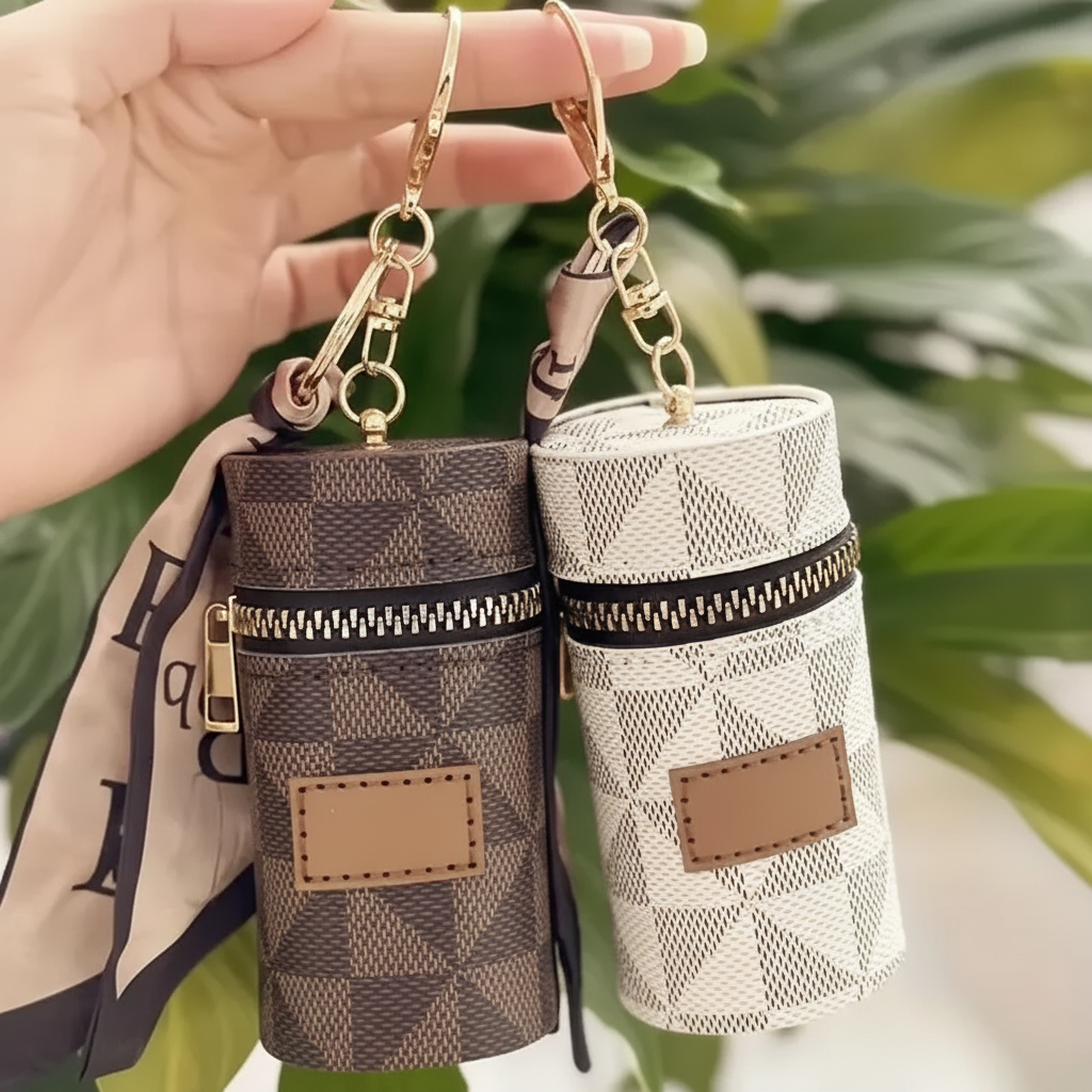 Porte-clé brun en boutique nettoyé